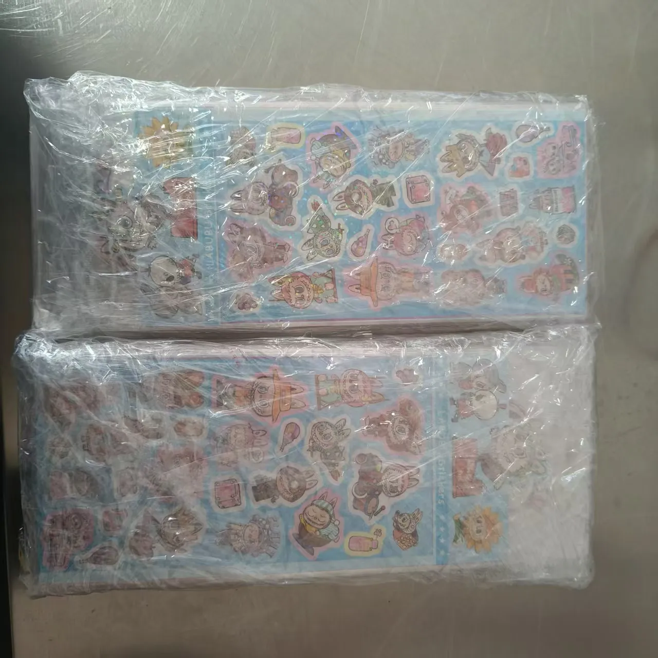 Konpainiak joan den astean trokelatutako haurrentzako pegatina berriak bidali zituen