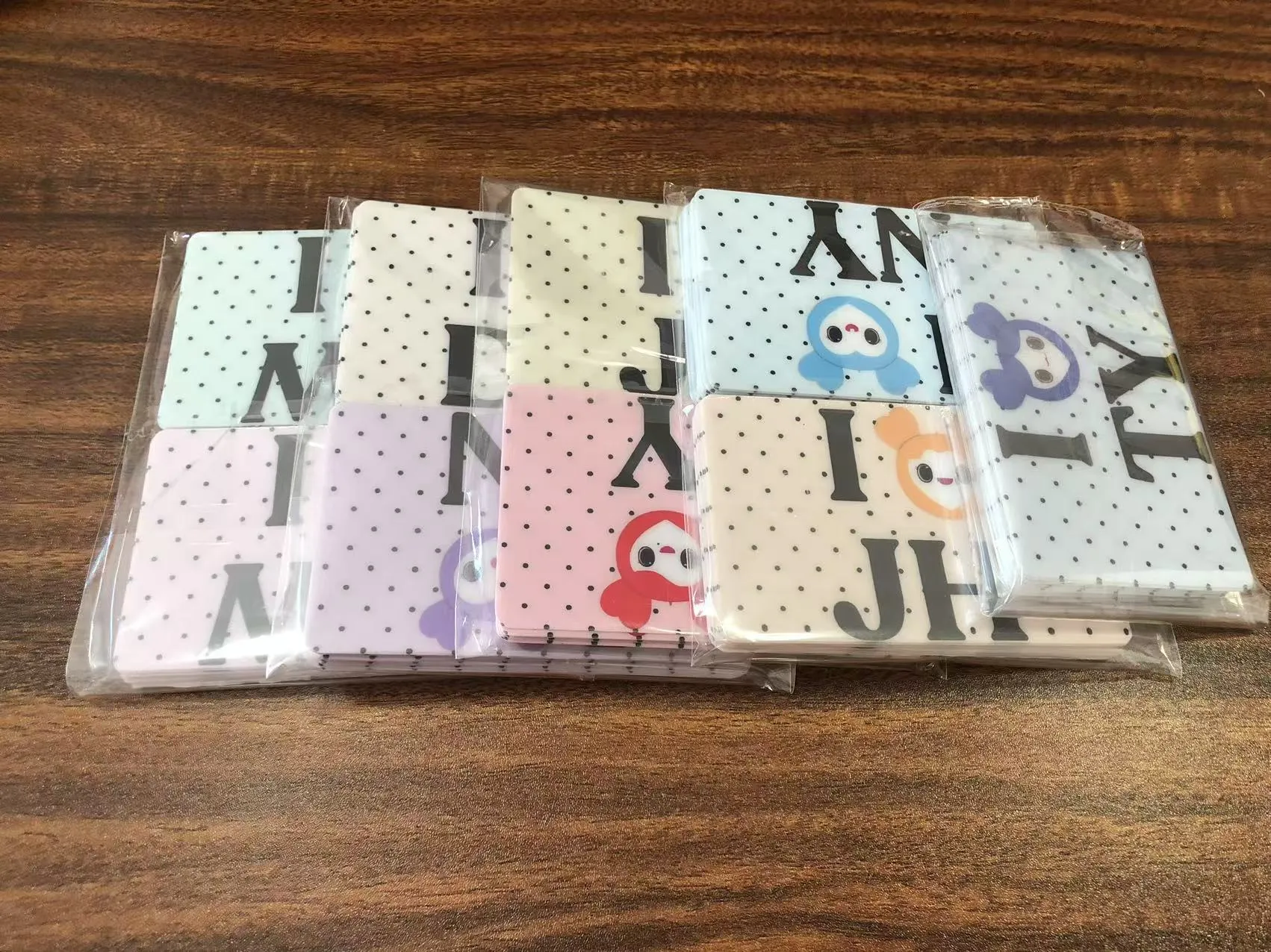 JOJO Pack-ek kreditu-txartelen estaldura-eranskailuak bidaltzen dizkie AEBetako bezeroei