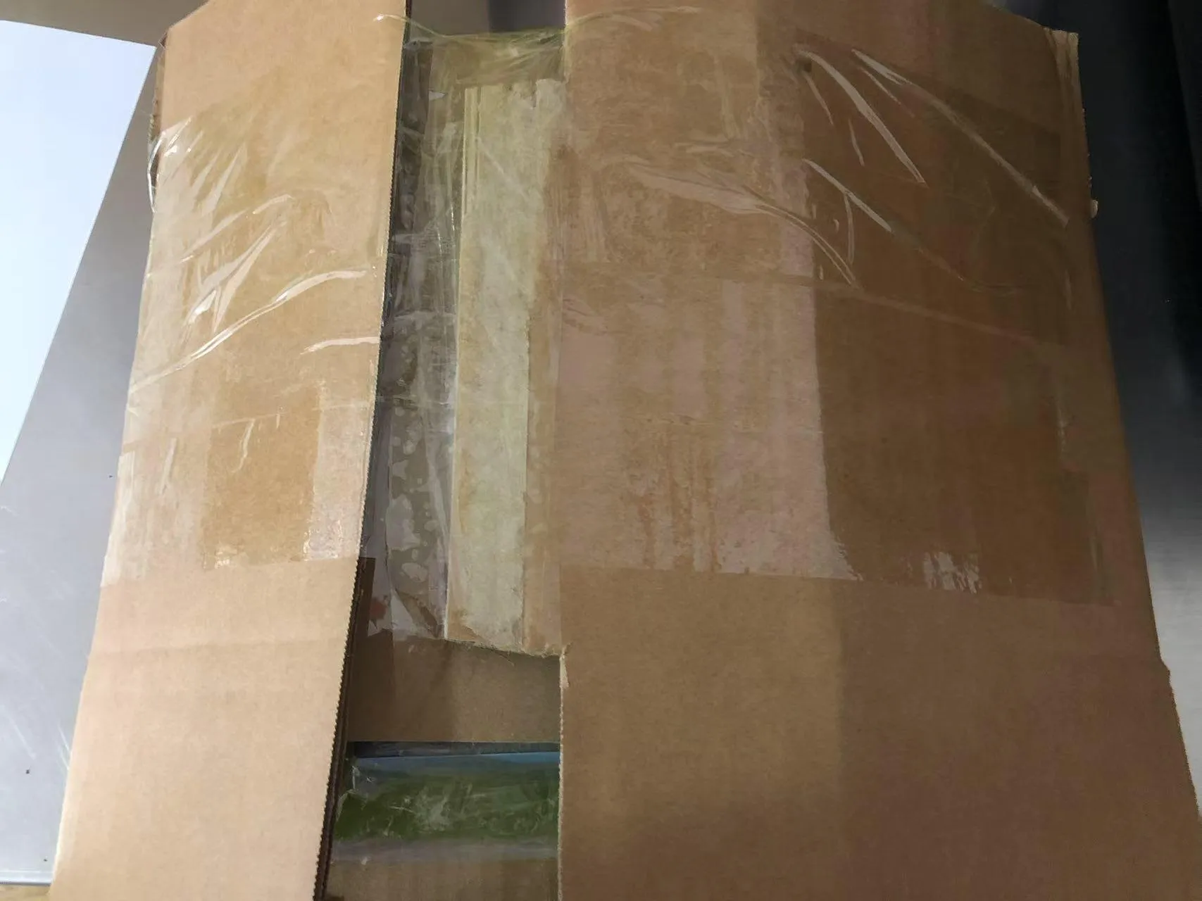 Ugandara haurrentzako pegatina-liburu eramangarriak bidaltzearen aurrerapena