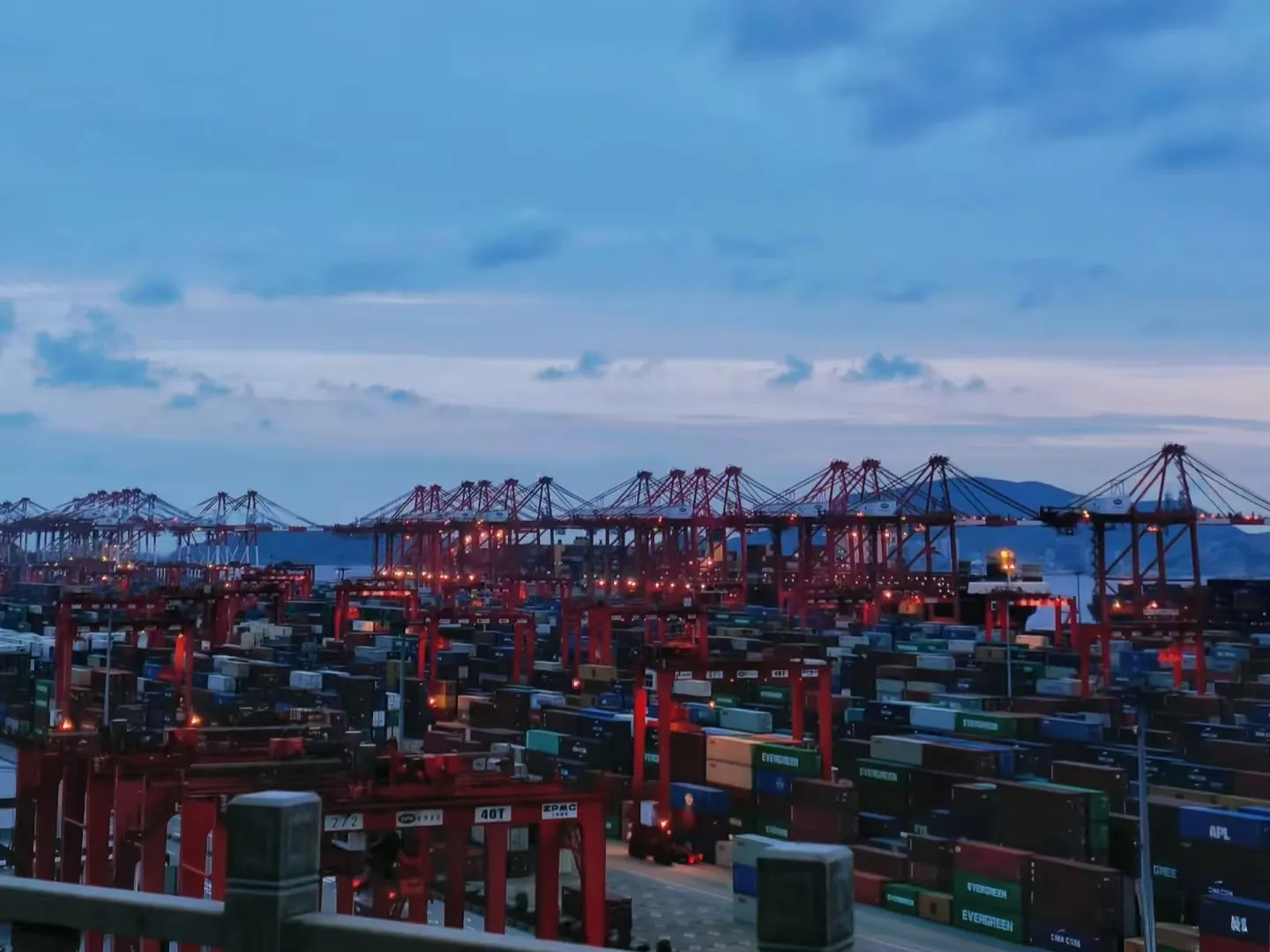 Txinako inportazio eta esportazio merkataritzaren balio osoa 41,21 bilioi yuanera iritsi zen.