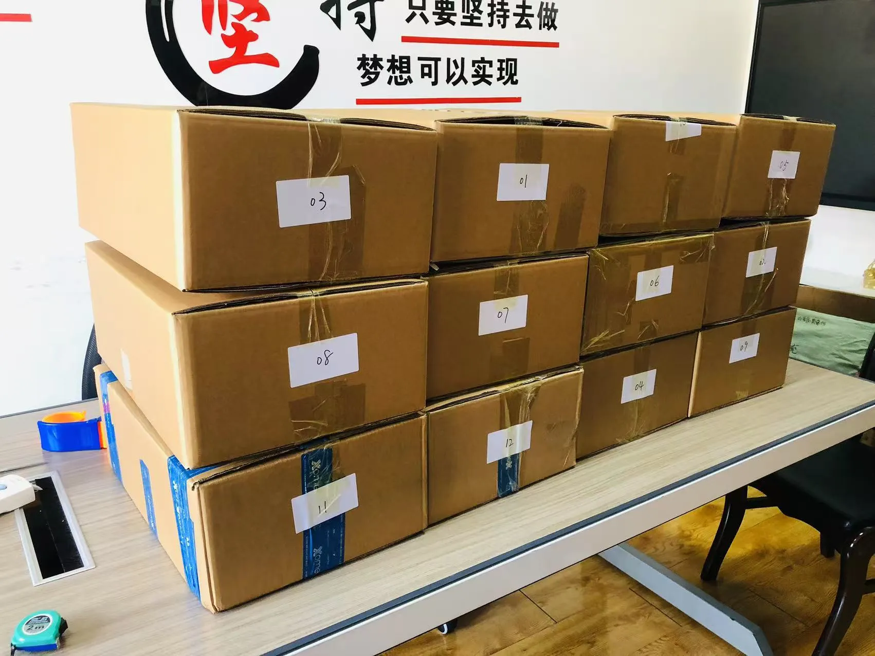 JOJO paketeak dibertsio dibertigarria ekartzen die haurrei